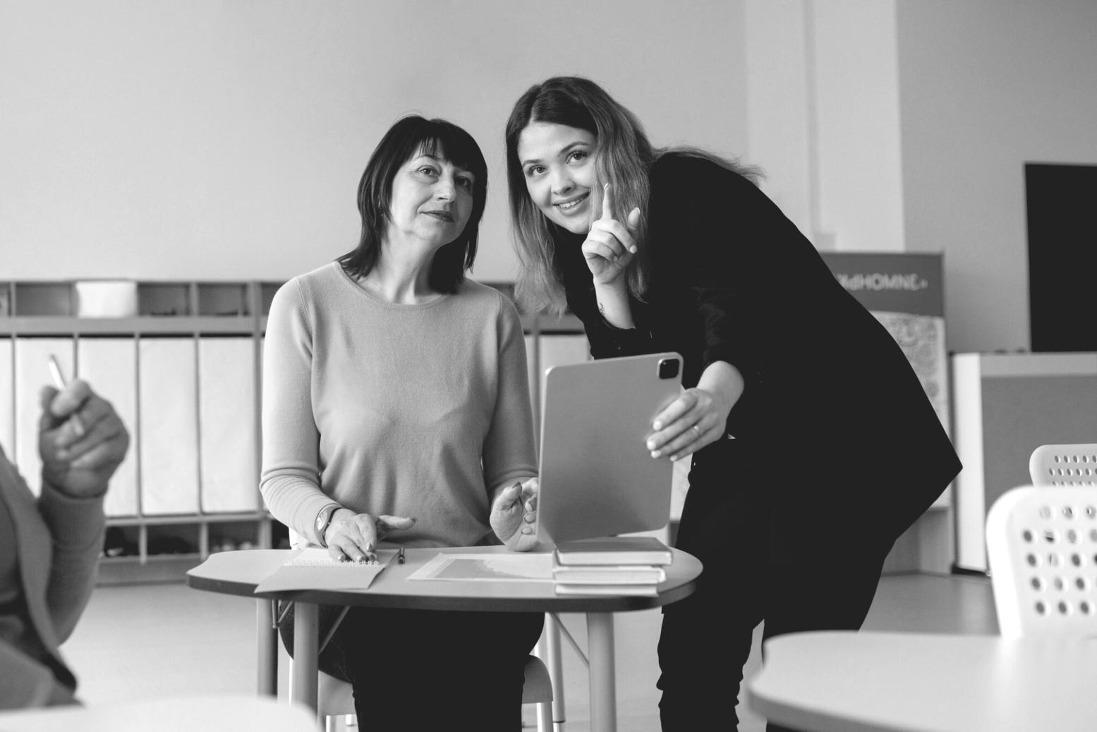 Equipo de profesionales analizando datos financieros